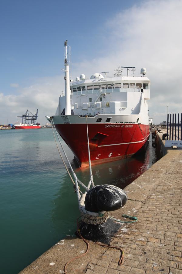 Imágenes del buque ‘Sarmiento de Gamboa’, en el muelle de Cádiz