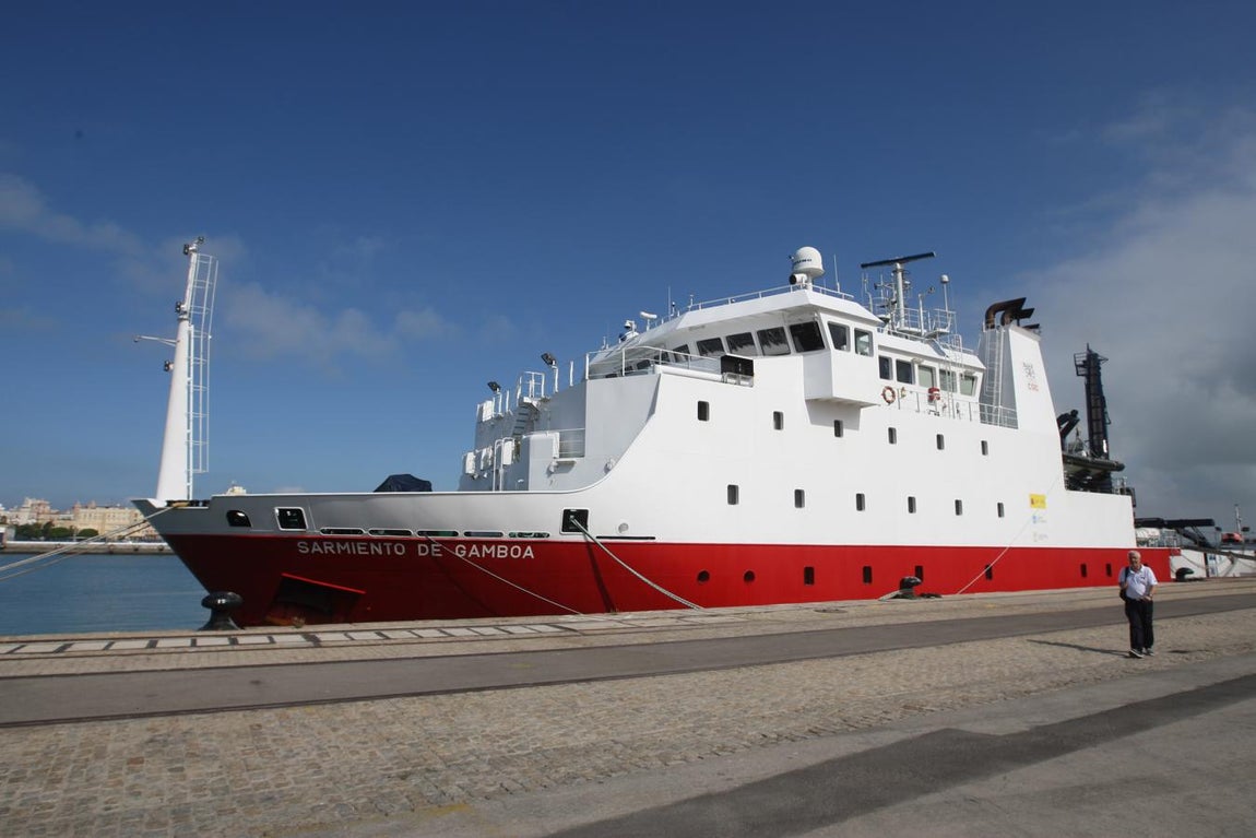 Imágenes del buque ‘Sarmiento de Gamboa’, en el muelle de Cádiz