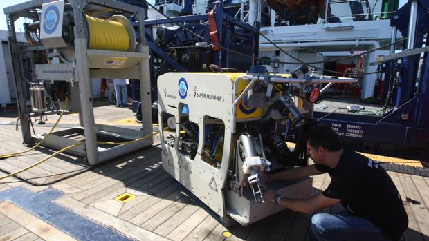 Uno de los investigadores manipula el ‘ROV Liropus 2000’, que puede descender hasta los 2.000 metros de profundidad.