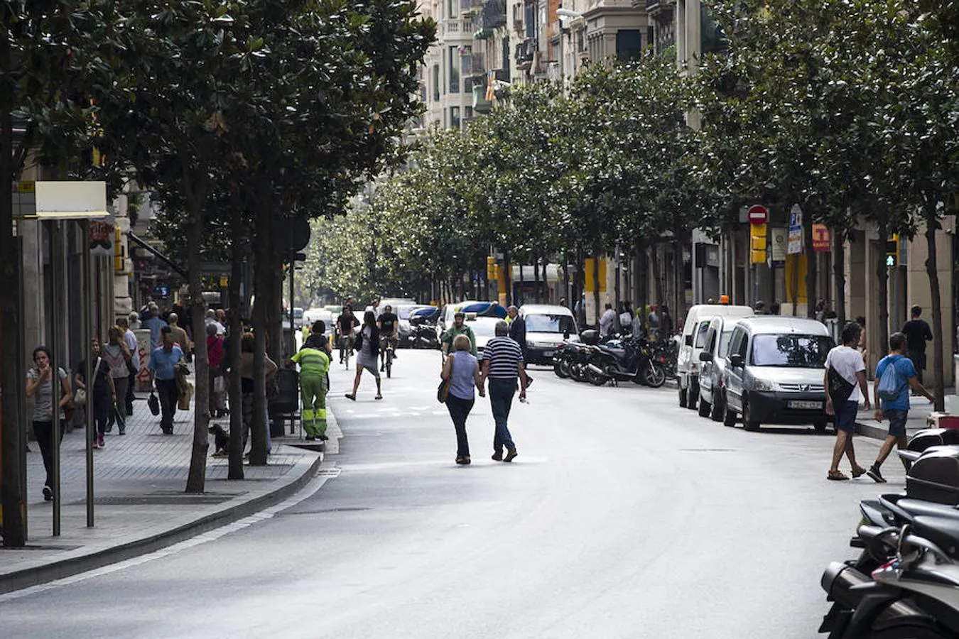 La imagen deja ver una de las calles principales de Barcelona casi vacía y, por el contrario, decenas de coches aglutinados en sus alrededores buscando salida. Eso sí, el carril que se ha conservado para el tráfico no ha dejado de ver pasar a vehículos sin pausa