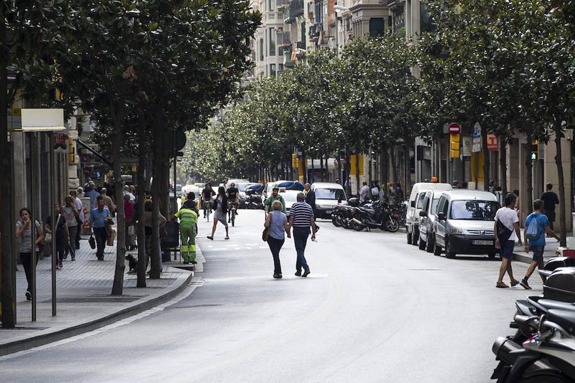 La imagen deja ver una de las calles principales de Barcelona casi vacía y, por el contrario, decenas de coches aglutinados en sus alrededores buscando salida. Eso sí, el carril que se ha conservado para el tráfico no ha dejado de ver pasar a vehículos sin pausa. 