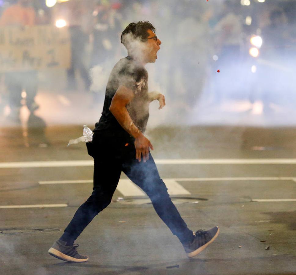 Un manifestante sufre los efectos de los gases lacrimógenos. 