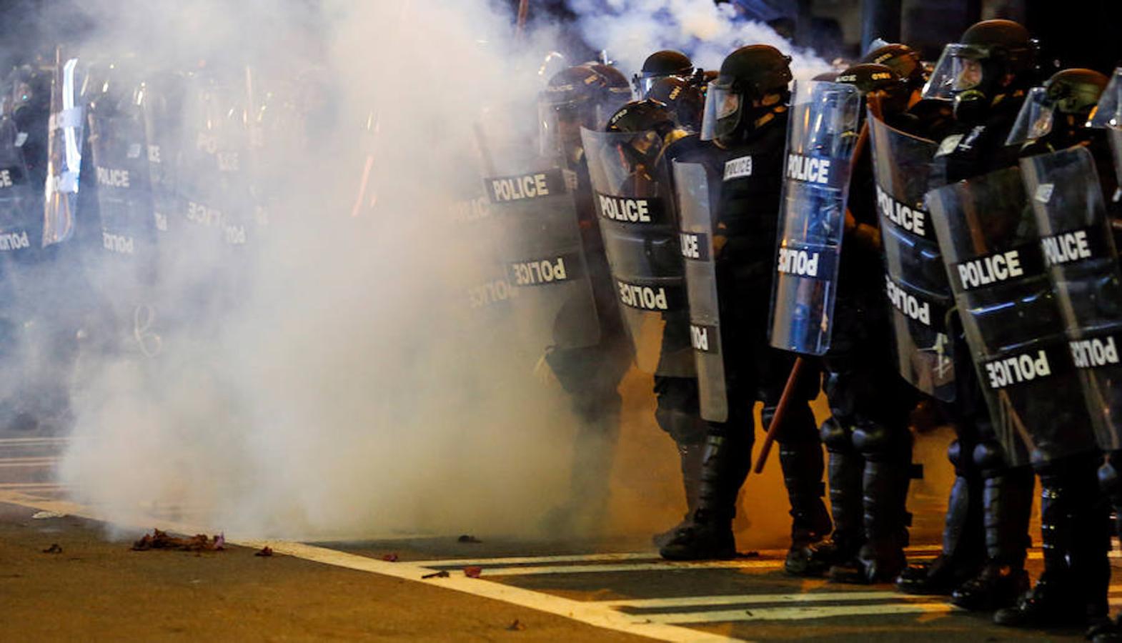 La Policía trata de dissipar a los manifestantes con gases lacrimógenos en una protesta que se torna cada vez más violenta