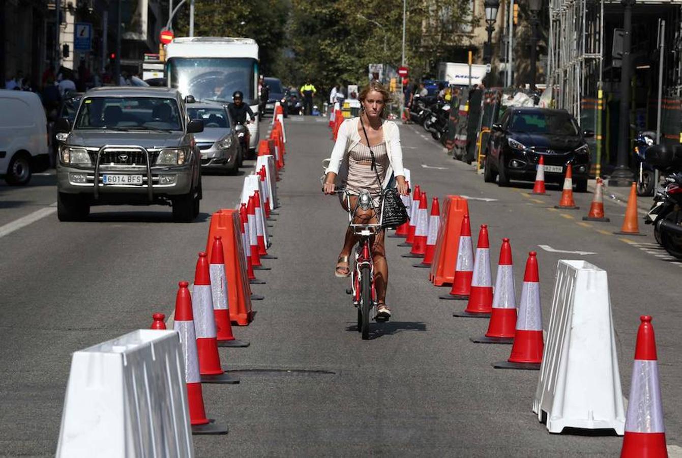 Una ciclista circula en un carril de la carretera adaptado para el «Día sin coches» en la ciudad de Barcelona