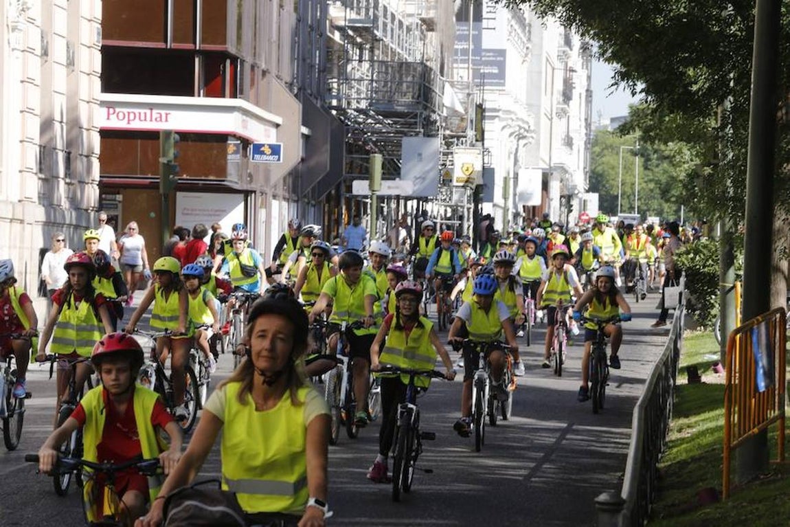 Los ciclistas se han echado a la calle en el «Día sin coches» en Madrid. 
