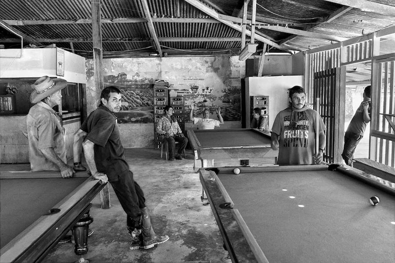 Un grupo de hombres juega al billar en un bar de Caquetá. 