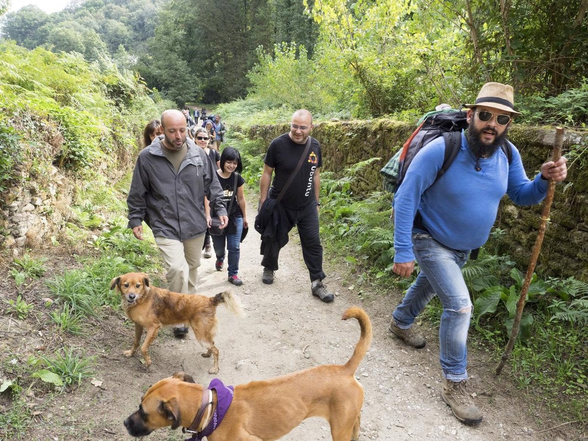 El candidato a la Presidencia de la Xunta por En Marea, Luis Villares (i), ha recorrido un tramo del Camino de Santiago, cerca de Sarria, Lugo, durante la jornada de reflexión acompañado de miembros de su grupo.. 