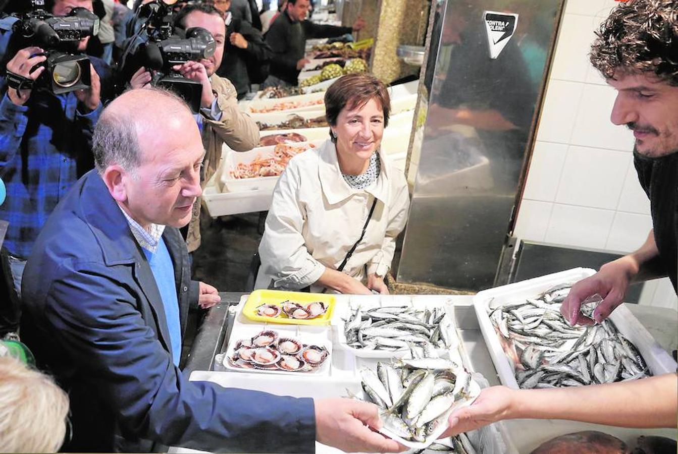 Leiceaga, de compras en la plaza de Abastos. 