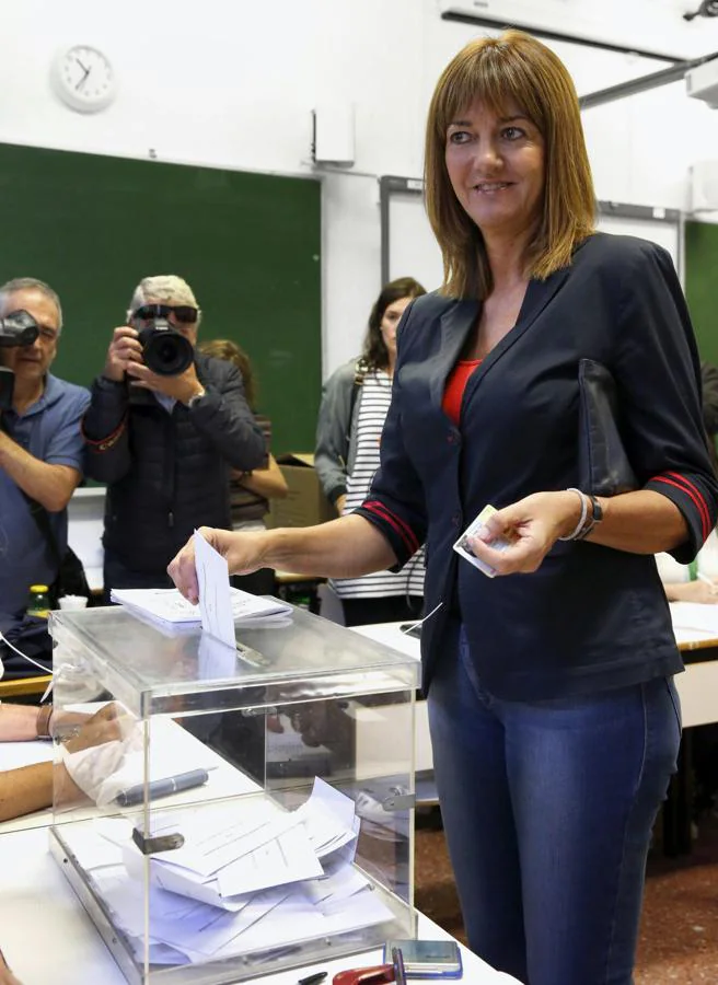 La candidata del PSE-EE a lendakari, Idoia Mendia, ha acudido a votar para las elecciones autonómicas vascas al Instituto Miguel de Unamuno de Bilbao.. 