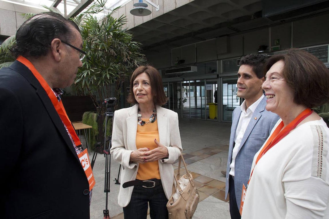 La candidata de Ciudadanos a la Presidencia de la Xunta, Cristina Losada (2i), acompañada por le cabeza de lista por Pontevedra, Antonio Lara (2d), conversa con los apoderados de su partido.. 