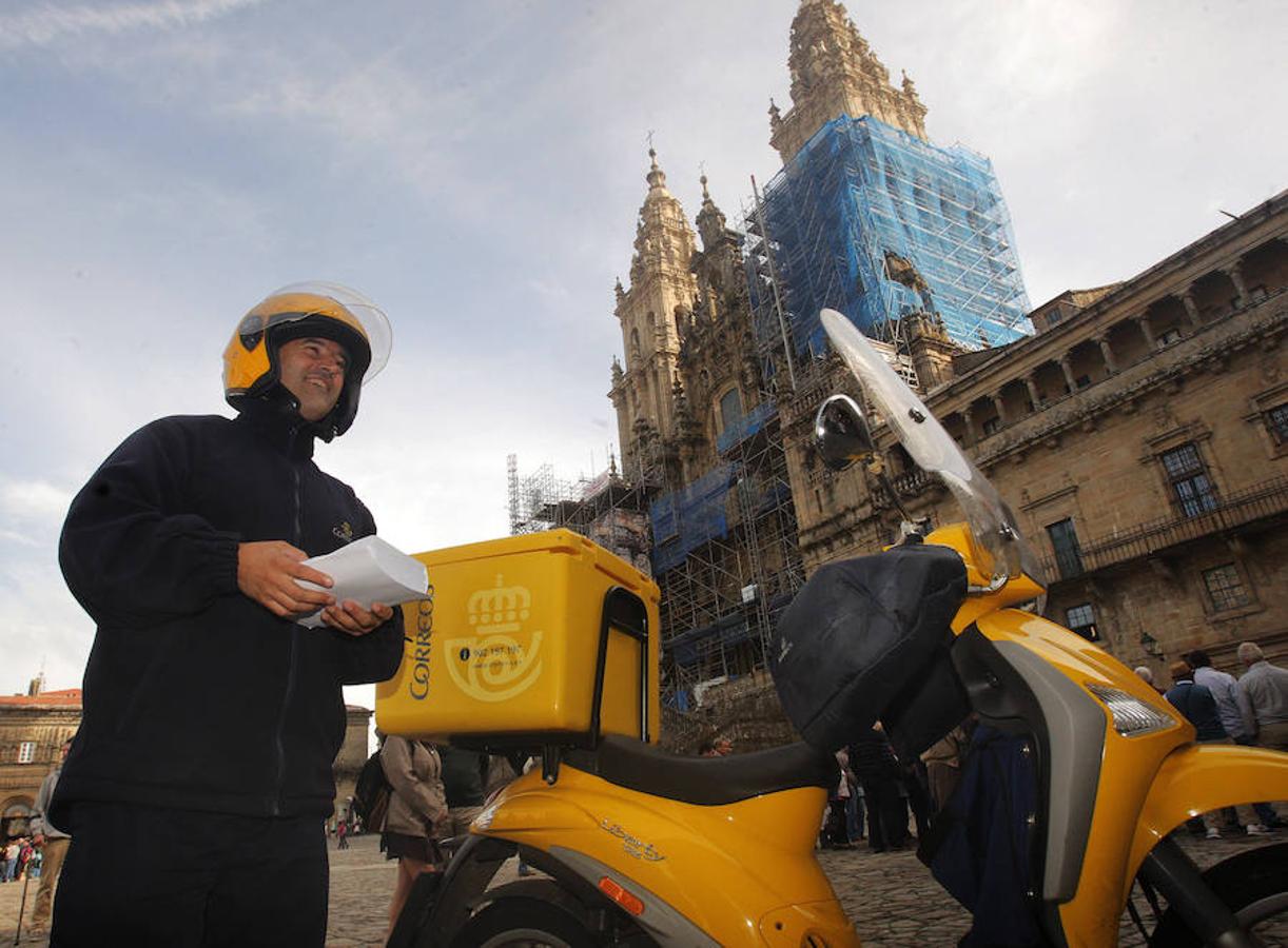 Un funcionario de Correos trae esta mañana unos sobres con el voto por correo para la mesa instalada en el rectorado de la Universidad Compostelana, situada en la Plaza del Obradoiro.