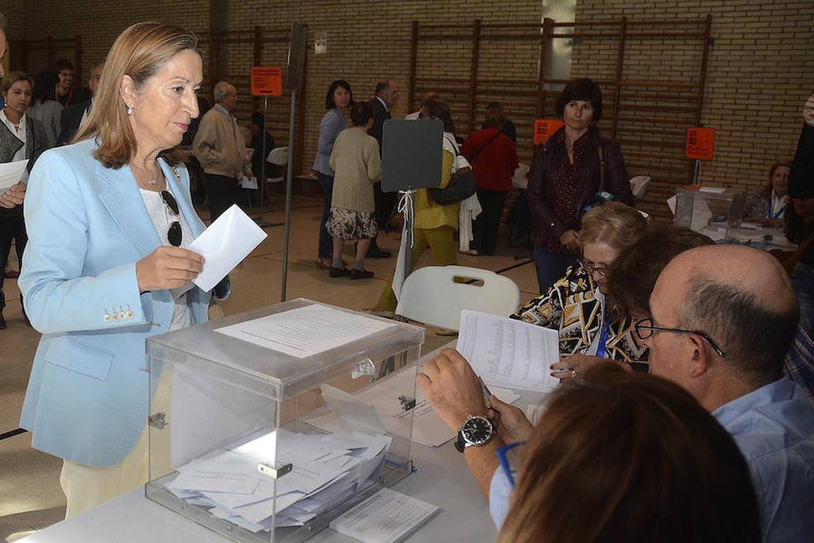 La presidenta del Congreso de los Diputados, Ana Pastor, ejerce su derecho al voto en el colegio de Campolongo, en Pontevedra. 