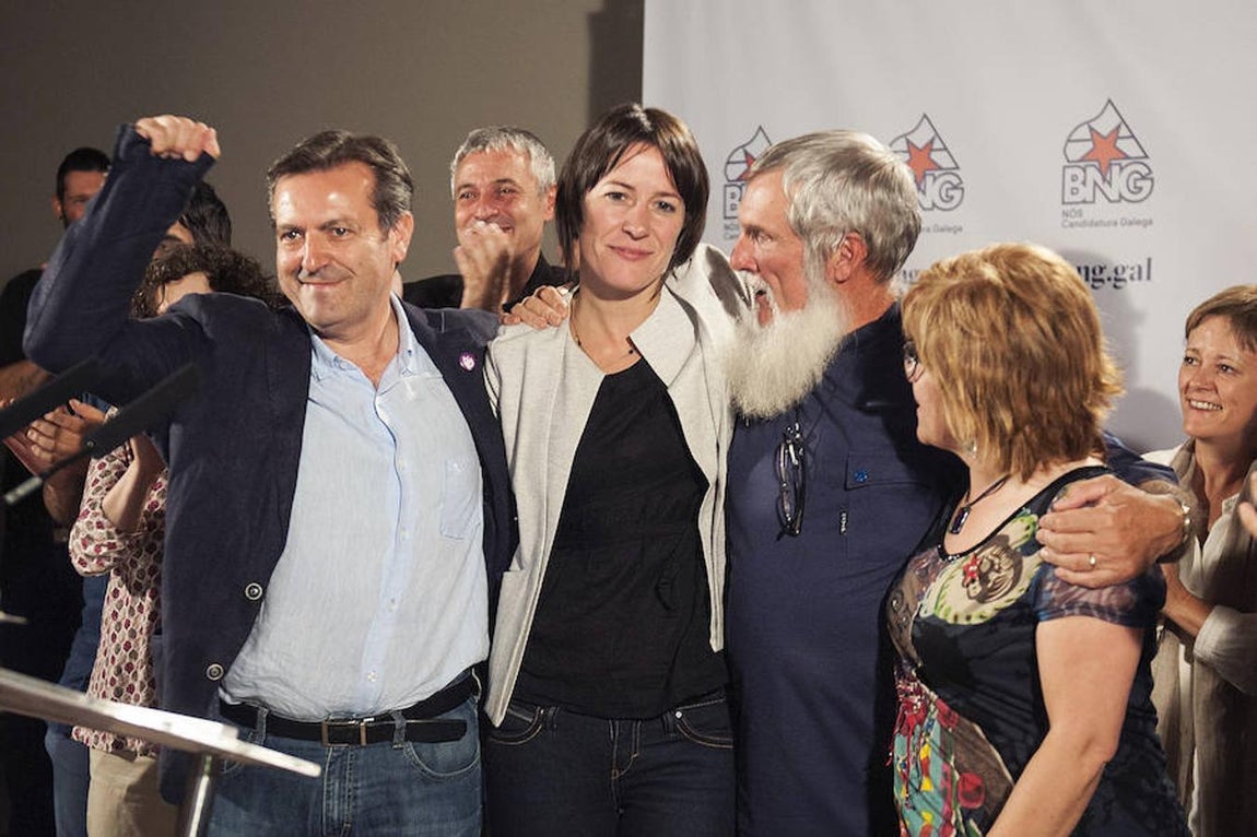 Ana Pontón celebra los resultados del BNG. La candidata del BNG, arropada por sus compañeros Luís Bará y Xosé Luís Rivas
