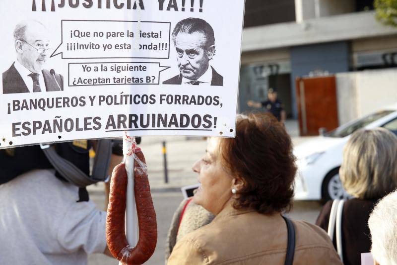 Los preferentistas protestan antes del comienzo del juicio. 