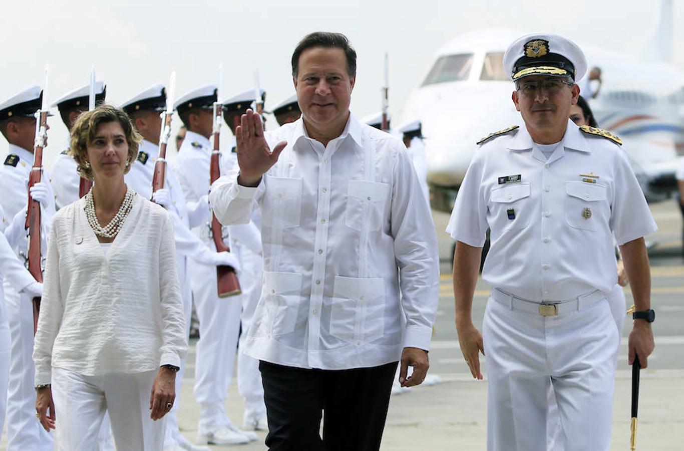 El presidente de Panamá, Juan Carlos Varela, acompañado de su esposa, Lorena Castillo, saluda este lunes, a su llegada al aeropuerto Rafael Núñez de Cartagena (Colombia)