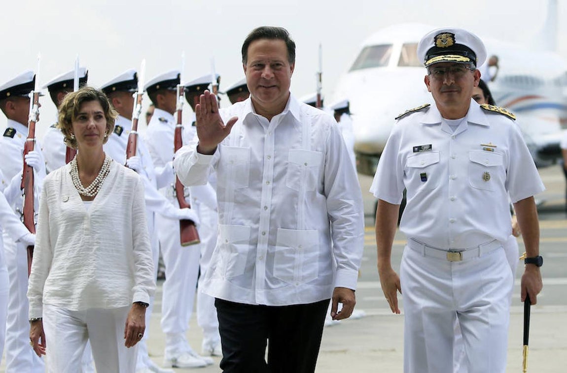 El presidente de Panamá, Juan Carlos Varela, acompañado de su esposa, Lorena Castillo, saluda este lunes, a su llegada al aeropuerto Rafael Núñez de Cartagena (Colombia). 