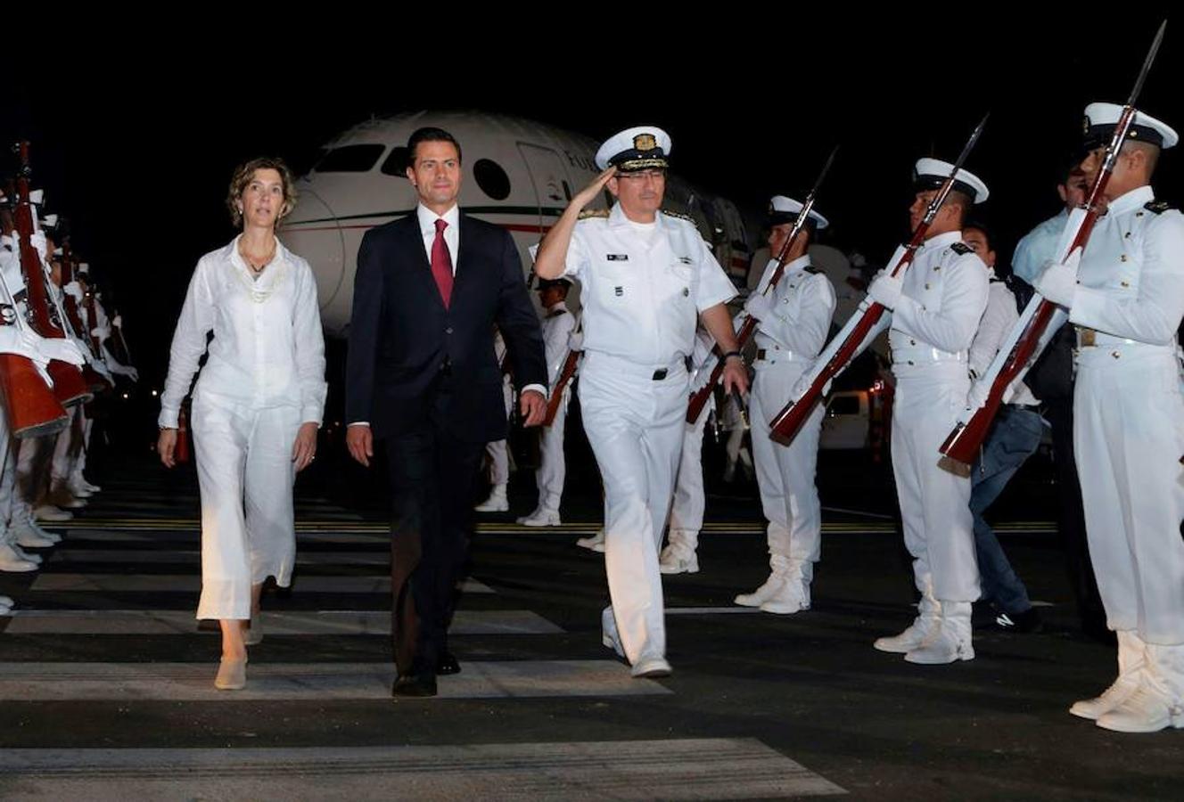 El presidente de México, Enrique Peña Nieto, fue recibido por la vicecanciller colombiana Patti Londoño ayer lunes a su llegada al aeropuerto internacional Rafael Núñez en Cartagena