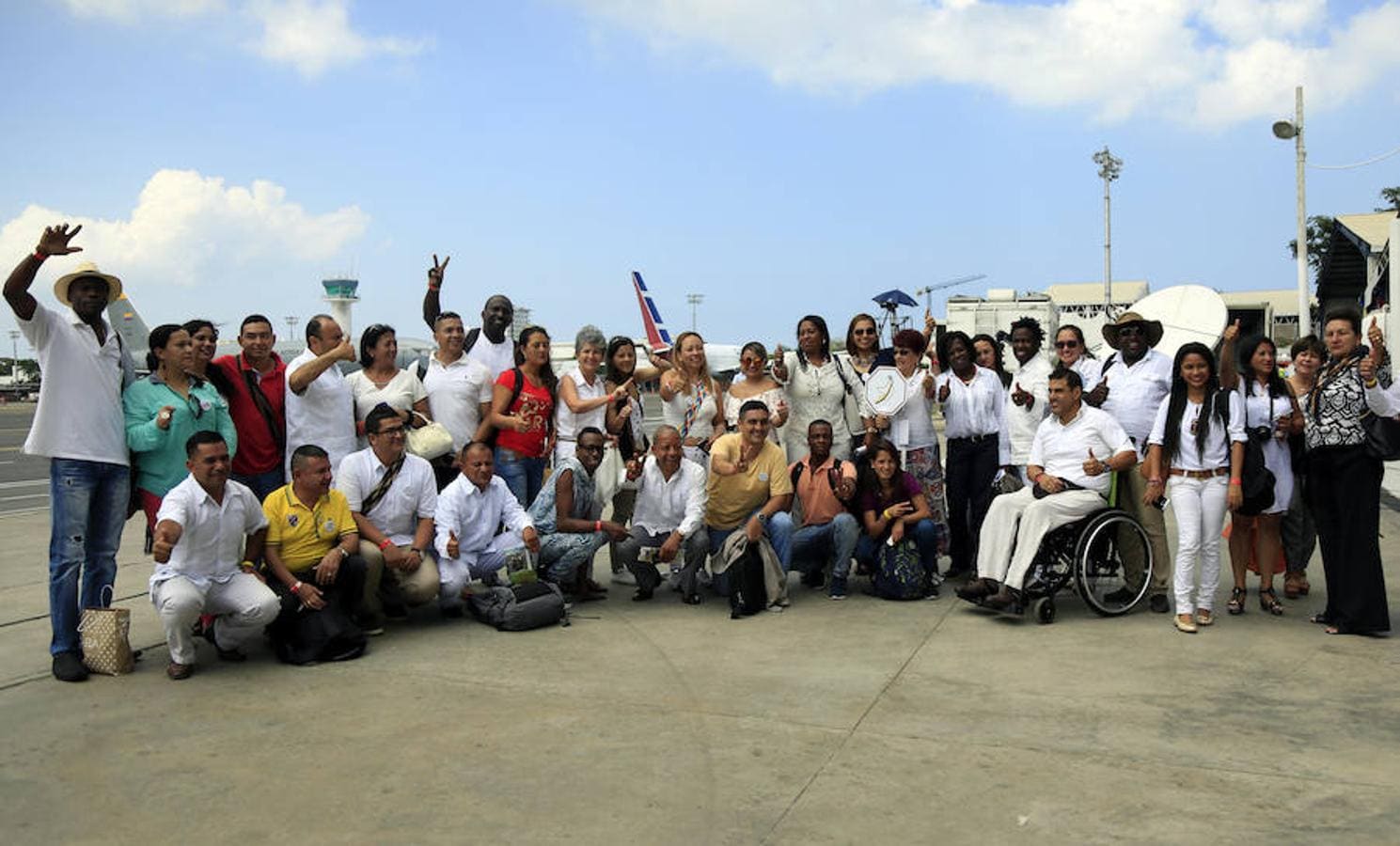 El primer grupo de víctimas que acude a la firma de la paz de Colombia ha llegado este lunes, en un vuelo de la Fuerza Aérea. Entre algunas de las caras más reconocidas que ha dejado medio siglo de conflicto armado se encuentra Marisol Garzón, hermana del cómico y periodista Jaime Garzón, quien fue asesinado en 1999, y la directora de la Asociación Colombiana de Familiares de Miembros de la Fuerza Pública Retenidos y Liberados por Grupos Guerrilleros (Asfamipaz), Marleny Orjuela
