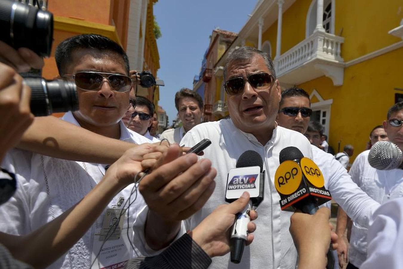El presidente de Ecuador, Rafael Correa, habla con los periodistas a sy llegada a la Iglesia de San Pedro para asistir a la ceremonia ecuménica por la paz en Colombia que será firmada este lunes entre el Gobierno y las FARC
