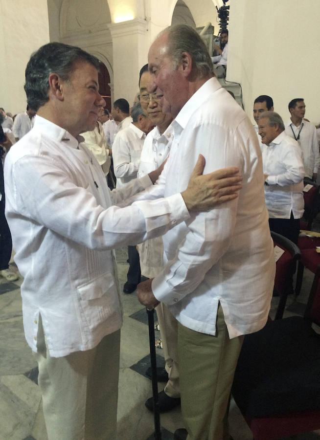 El Rey Juan Carlos saluda al presidente de Colombia, Juan Manuel Santos, a su llegada a la iglesia de San Pedro Claver, en Cartagena de Indias
