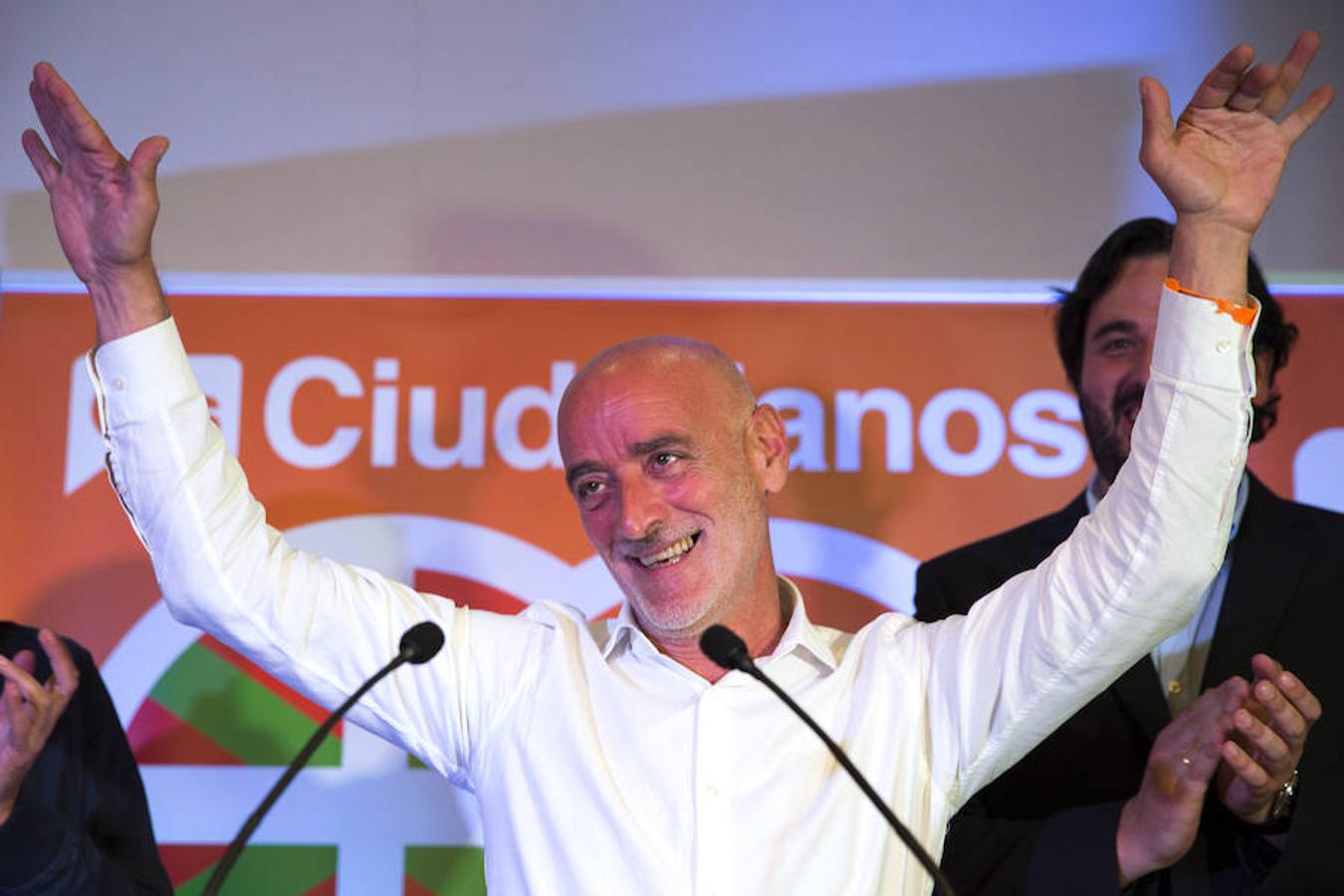 Ciudadanos-fuera del Parlamento. La candidatura encabezada por Nicolás de Miguel no ha conseguido finalmente representación en la Cámara vasca, al igual que le ha sucedido a su homóloga en Galicia, Cristina Losada. «Nos han faltado 500 votos para entrar en el Parlamento», ha asegurado el aspirante a lendakari