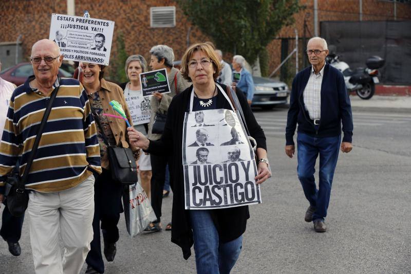 Los preferentistas protestan antes del comienzo del juicio por las tarjetas «black». 