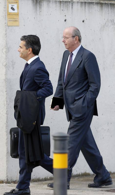 El exjefe de la Casa del Rey Rafael Spottorno (d), a su llegada a sede de la Audiencia Nacional en San Fernando de Henares. 