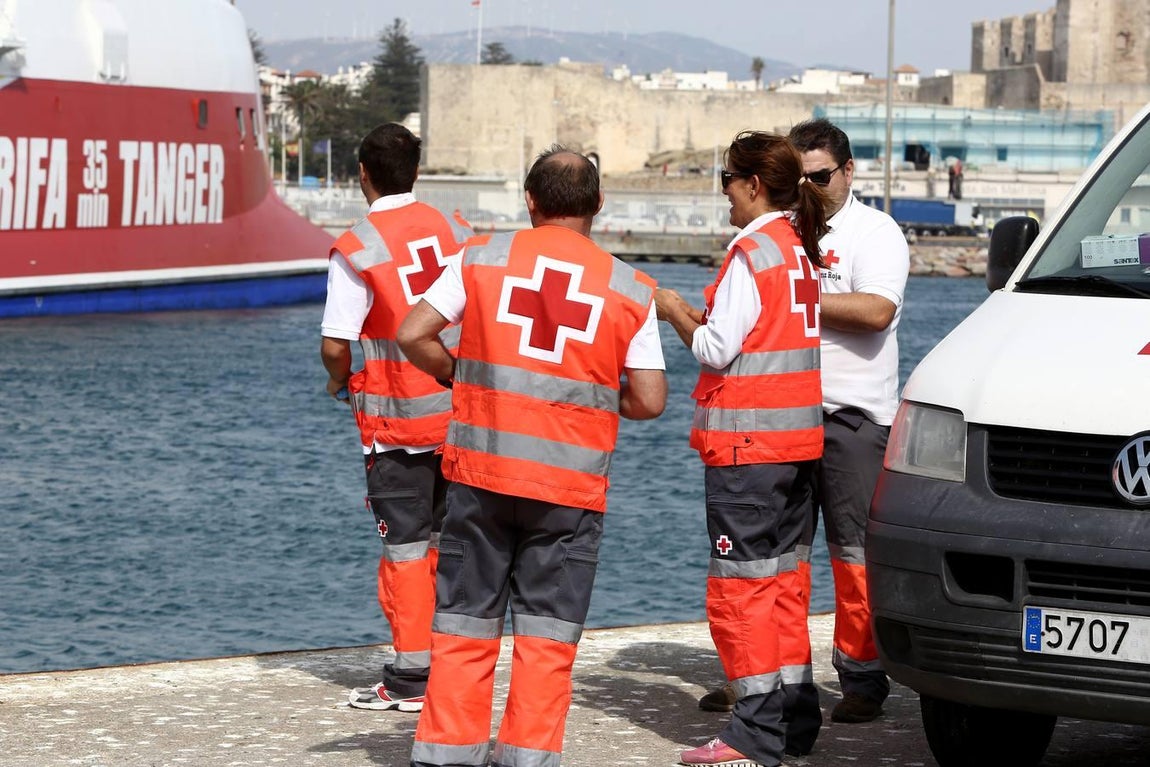 Salvamento Marítimo rescata a once subsaharianos y los traslada al puerto de Tarifa