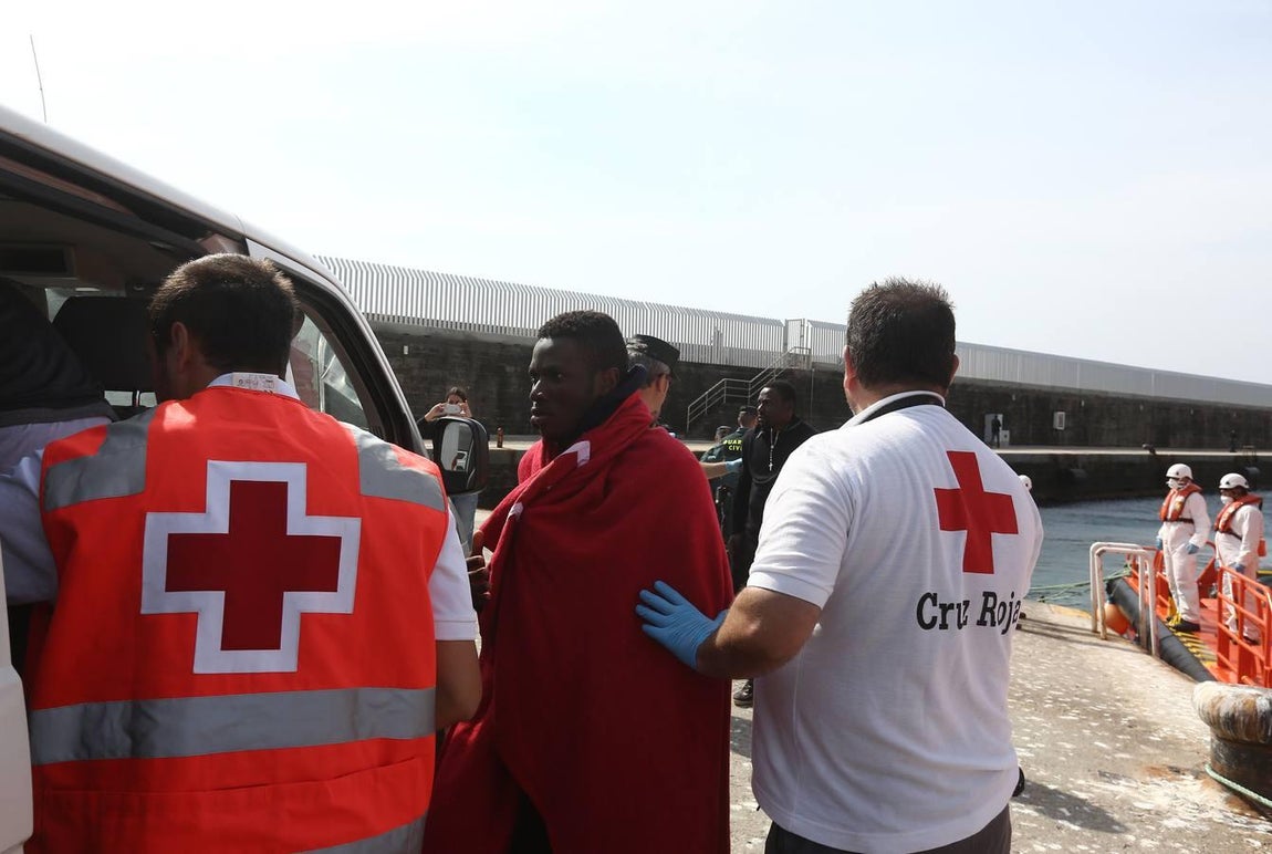 Salvamento Marítimo rescata a once subsaharianos y los traslada al puerto de Tarifa