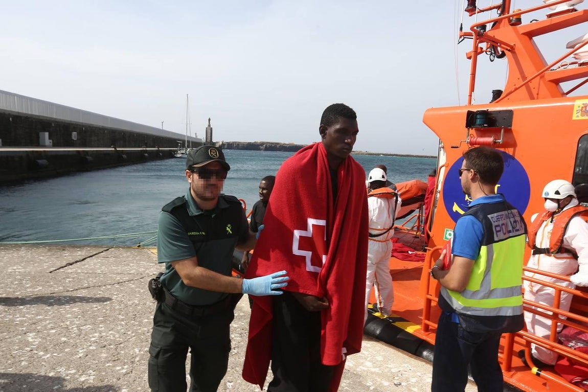 Salvamento Marítimo rescata a once subsaharianos y los traslada al puerto de Tarifa