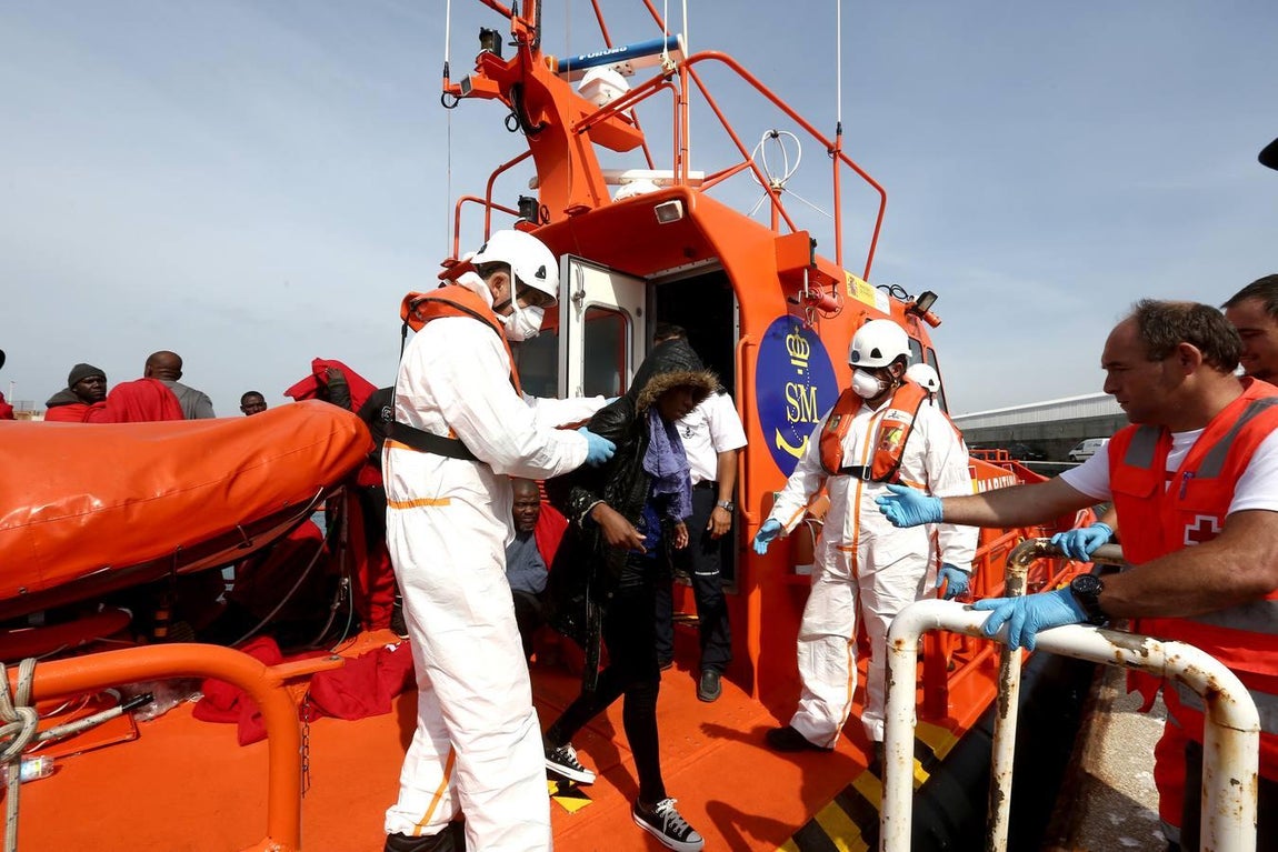 Salvamento Marítimo rescata a once subsaharianos y los traslada al puerto de Tarifa