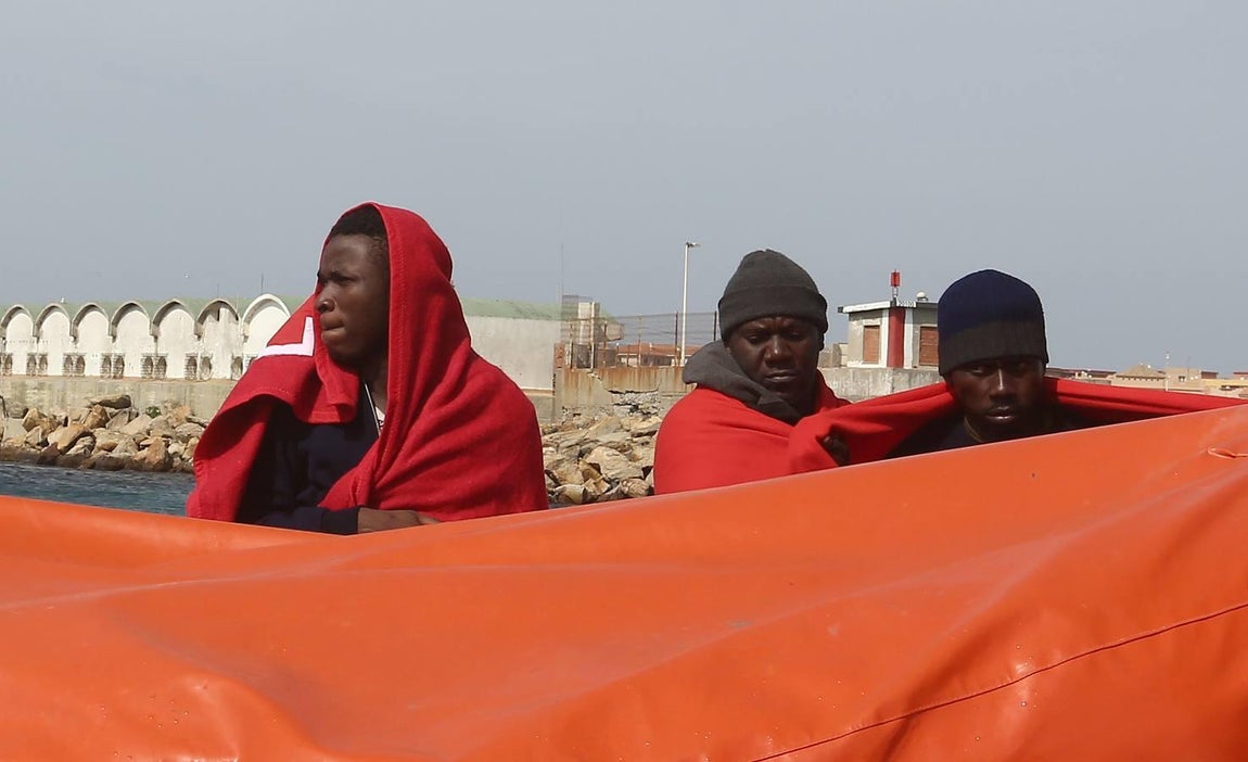 Salvamento Marítimo rescata a once subsaharianos y los traslada al puerto de Tarifa