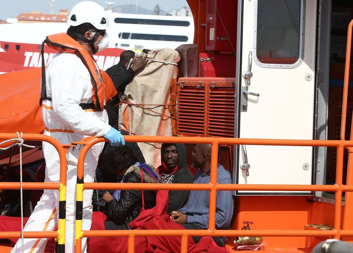 Salvamento Marítimo rescata a once subsaharianos y los traslada al puerto de Tarifa