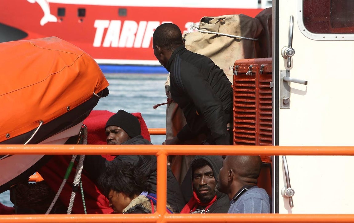 Salvamento Marítimo rescata a once subsaharianos y los traslada al puerto de Tarifa