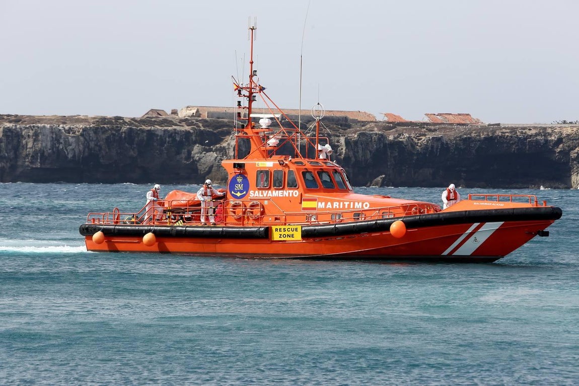 Salvamento Marítimo rescata a once subsaharianos y los traslada al puerto de Tarifa