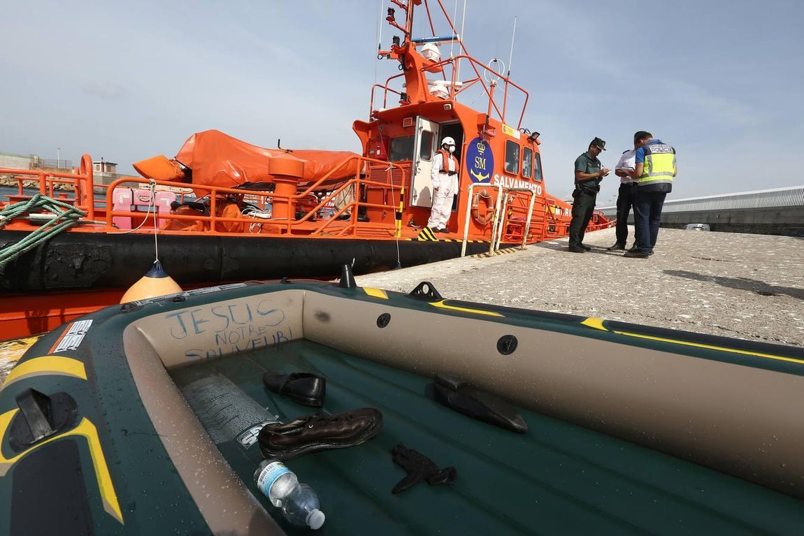 Salvamento Marítimo rescata a once subsaharianos y los traslada al puerto de Tarifa