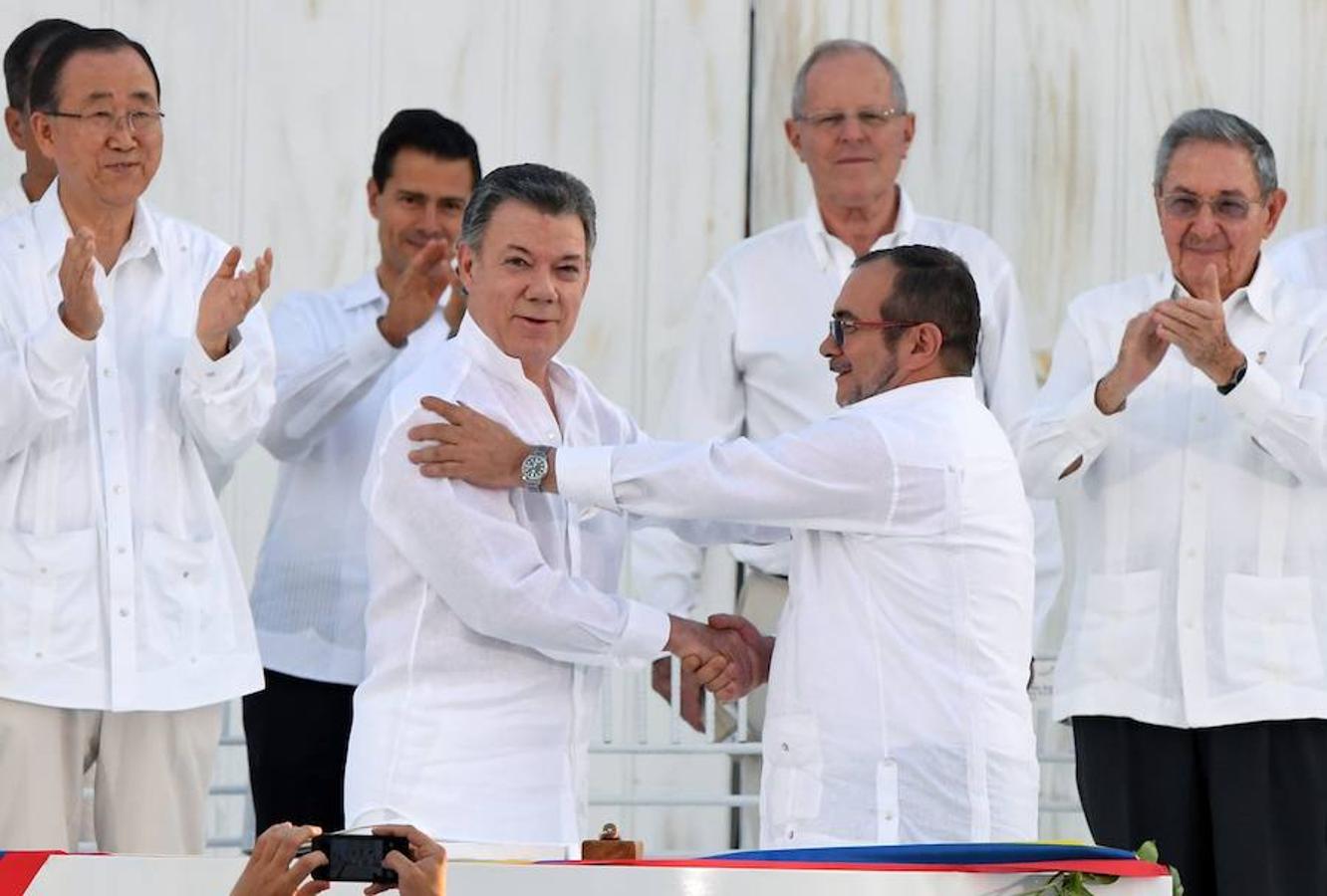 Santos estrechando la mano al líder guerrillero Timoleón Jiménez, más conocido como «Timochenko»