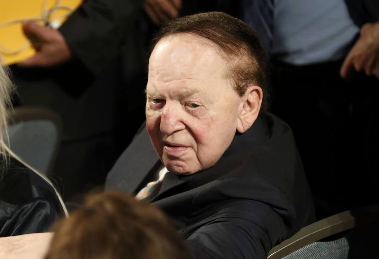 El magnate y dueño de Las Vegas, Sheldon Adelson, en su asiento reservado en el auditorio. 