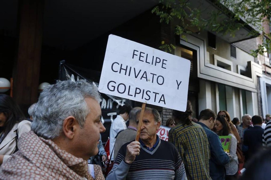 Medio centenar de personas se han manifestado a las puertas de Ferraz pese a la recomendación de la Ejecutiva. 