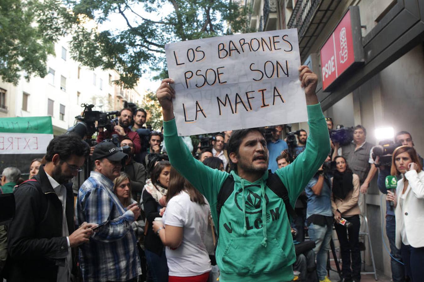 Militantes y simpatizantes a la entrada de la sede de la sede del PSOE en Ferraz. 