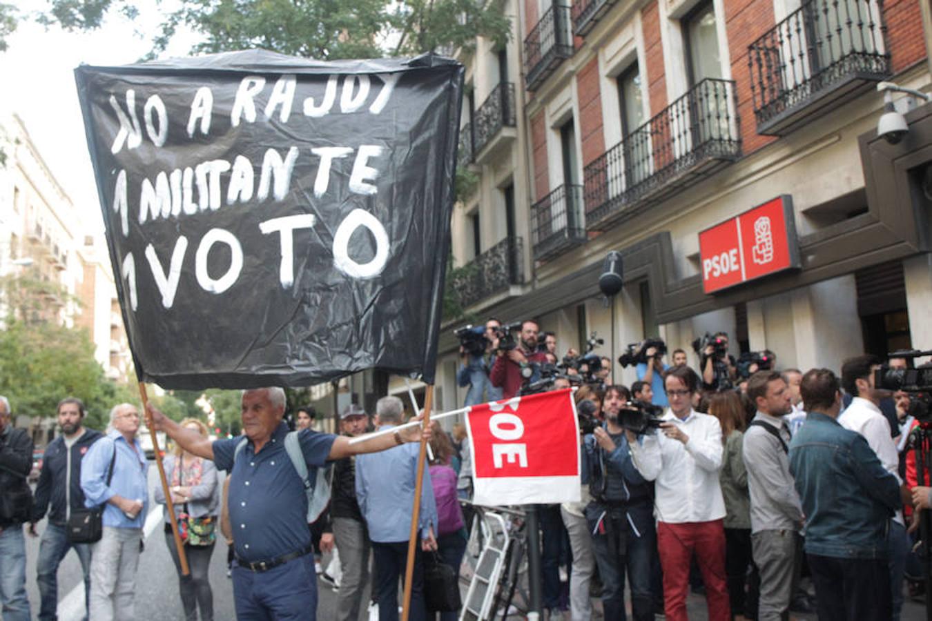 Militantes y simpatizantes a la entrada de la sede de la sede del PSOE en Ferraz. 