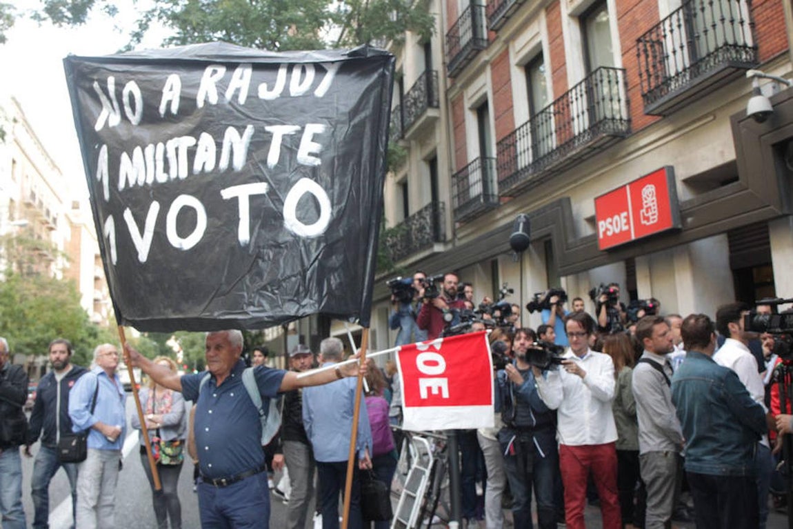 Militantes y simpatizantes a la entrada de la sede de la sede del PSOE en Ferraz. 