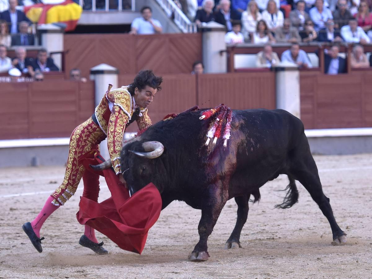 Secuencia de las tremendas cogidas a Curro Díaz en Las Ventas