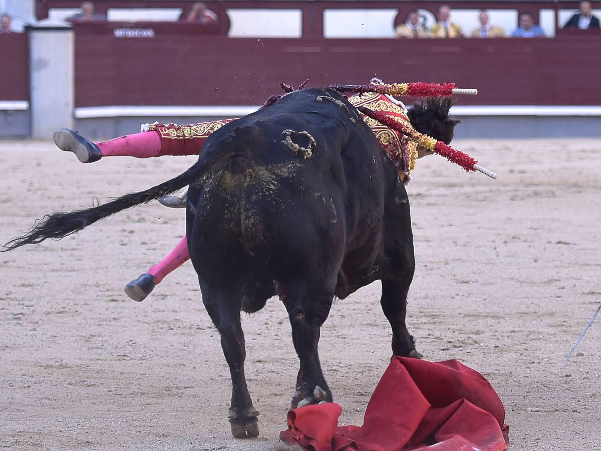 Secuencia de las tremendas cogidas a Curro Díaz en Las Ventas