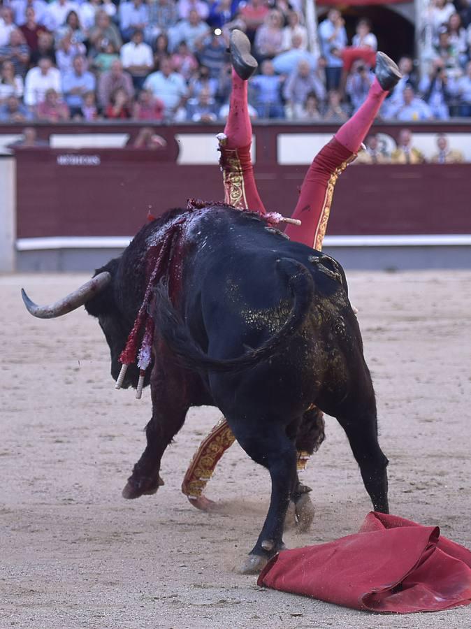 Secuencia de las tremendas cogidas a Curro Díaz en Las Ventas