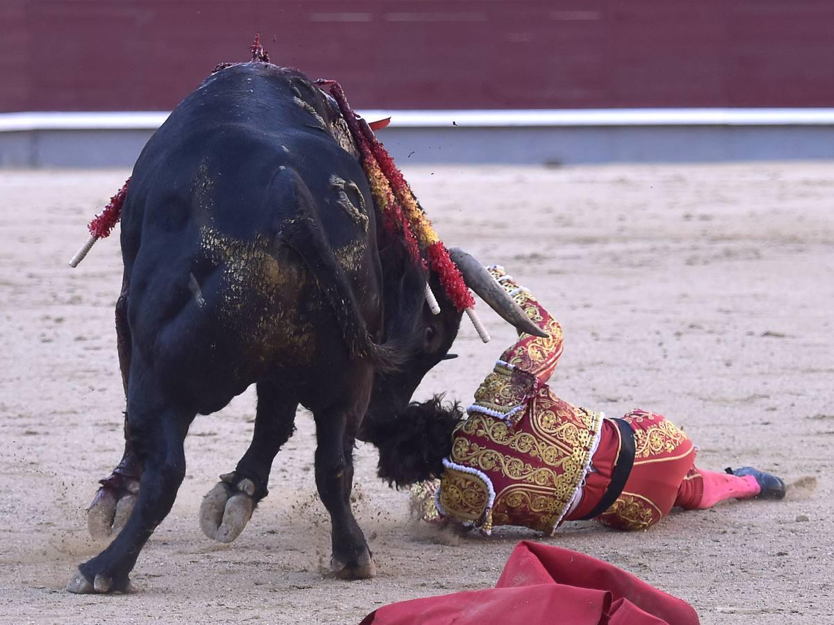 Secuencia de las tremendas cogidas a Curro Díaz en Las Ventas