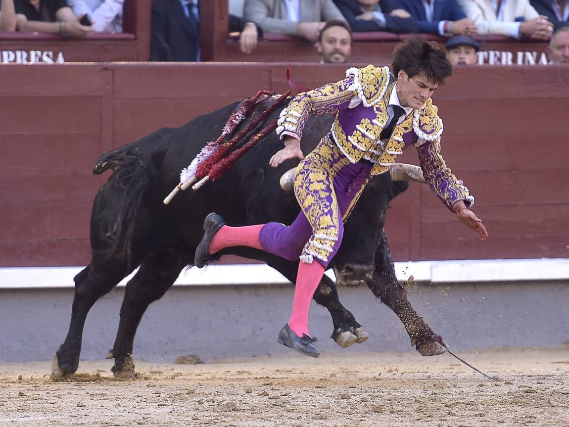Secuencia de los espeluznantes percances de José Garrido en Las Ventas