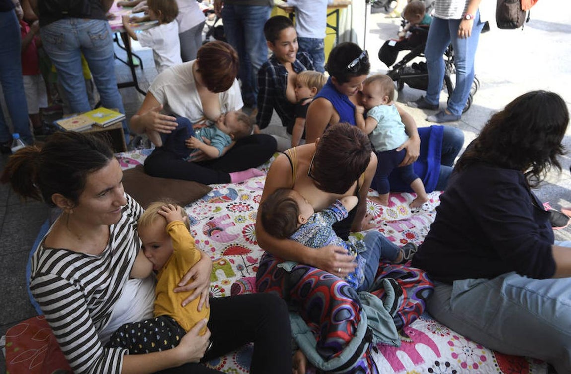 1. Tetada pública celebrada en Alcalá de Henares en el marco de la Semana de la Lactancia Materna