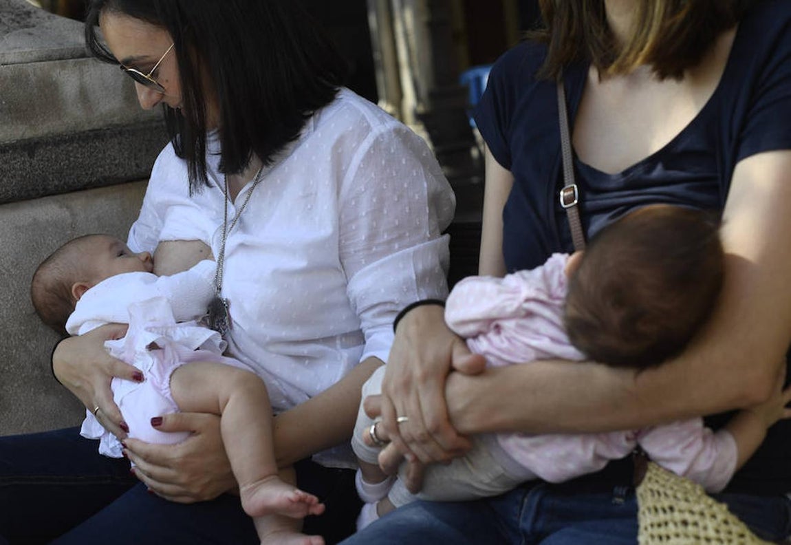2. Tetada pública celebrada en Alcalá de Henares en el marco de la Semana de la Lactancia Materna