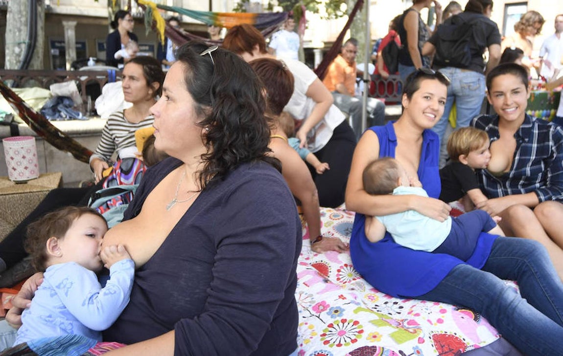 5. Tetada pública celebrada en Alcalá de Henares en el marco de la Semana de la Lactancia Materna